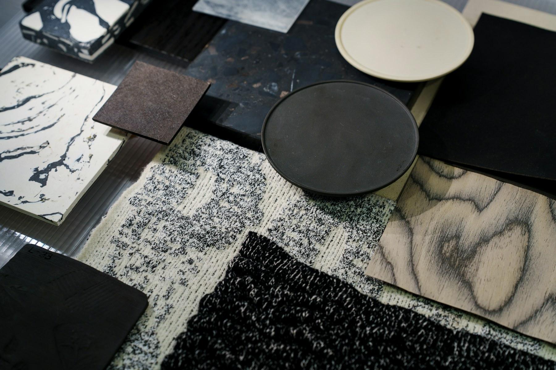 Moodboard s tmavými vzorkami materiálov