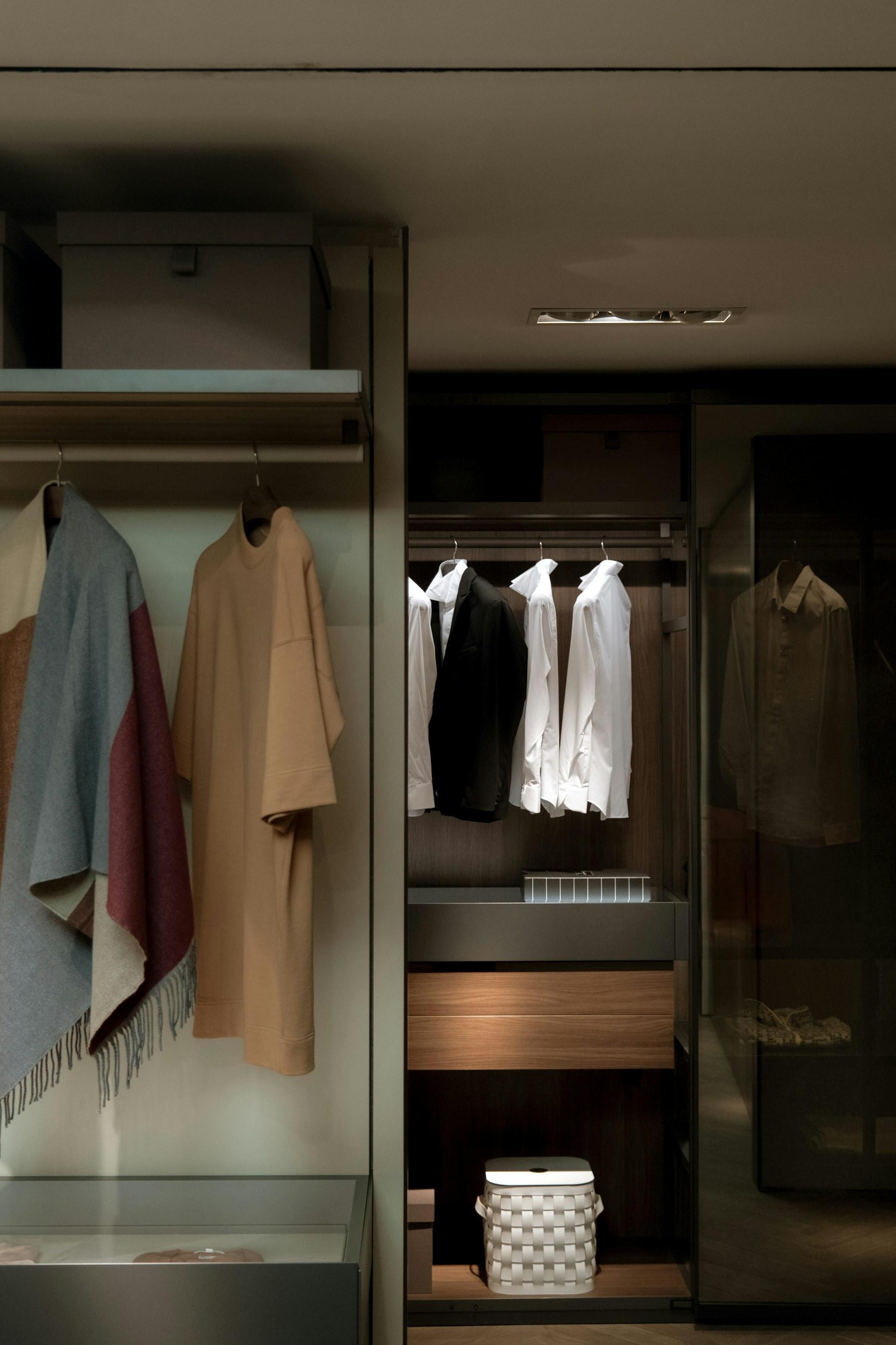 Walk-in šatník s dubovým vnútorným vybavením